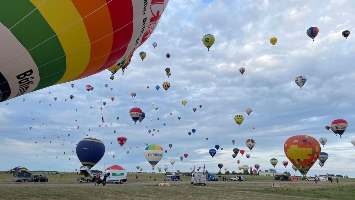 Der Krefelder Jubiläumsballon nahm zusammen mit rund 420 anderen Ballons am Festival „Grand Est Mondial Air Ballons“ teil. Foto: Stadt Krefeld