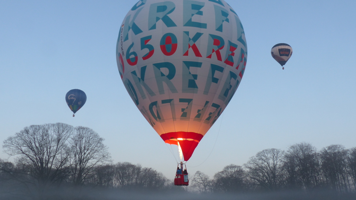 Start des Krefelder Jubiläumsballons auf der Stadtwaldwiese am Samstag. Bild: Stadt Krefeld, Presse und Kommunikation, Martin Kramer