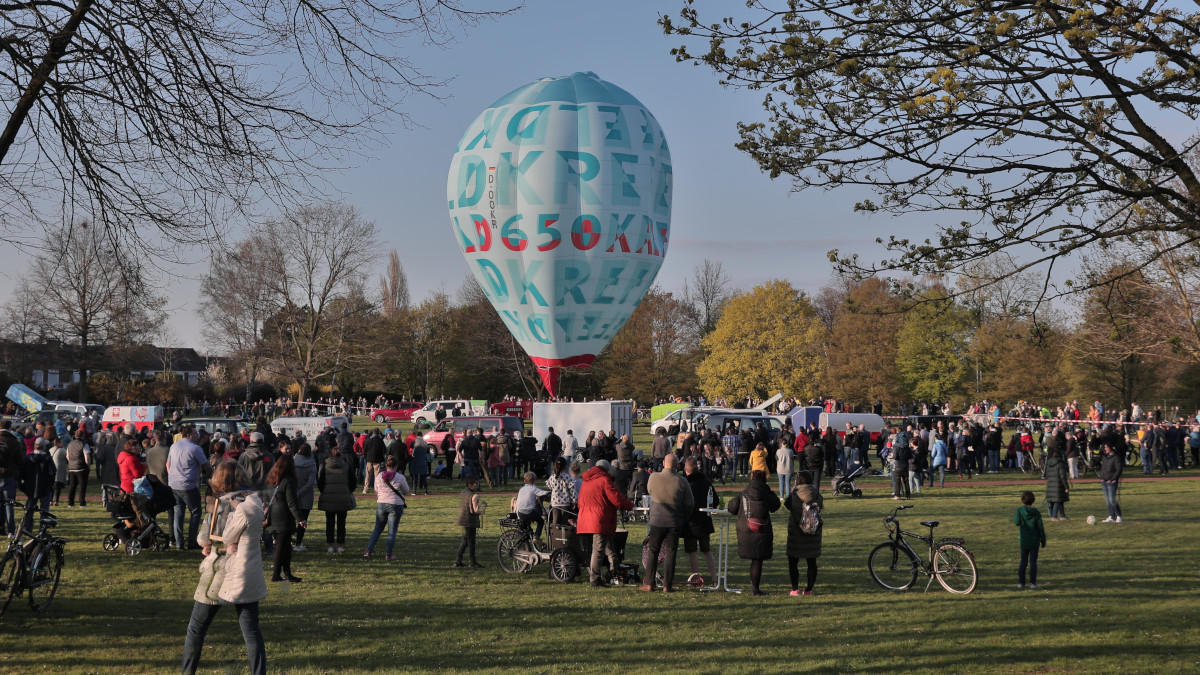 Start des Krefelder Jubiläumsballons auf der MSM Wiese. Bild: Stadt Krefeld, Presse und Kommunikation, Dirk Jochmann