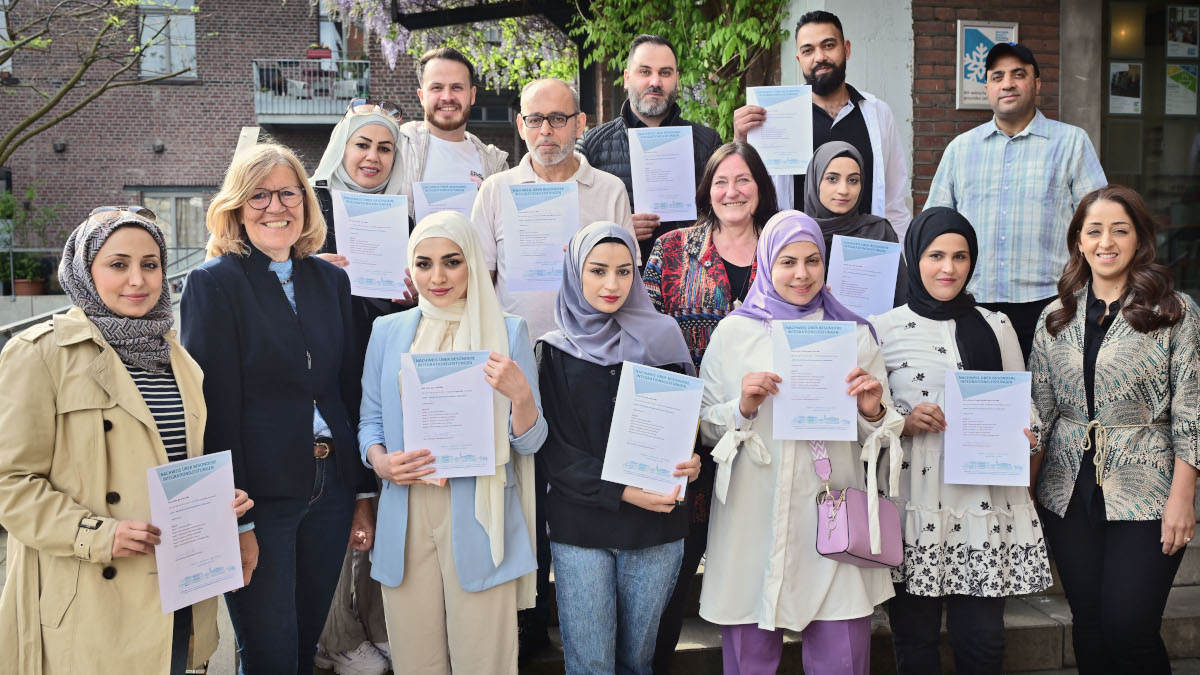 Bürgermeisterin Gisela Klaer (2. von links) ehrte die Teilnehmenden des BASiS-Kurses in arabischer Sprache.Foto: Stadt Krefeld, Presse und Kommunikation, Andreas Bischof