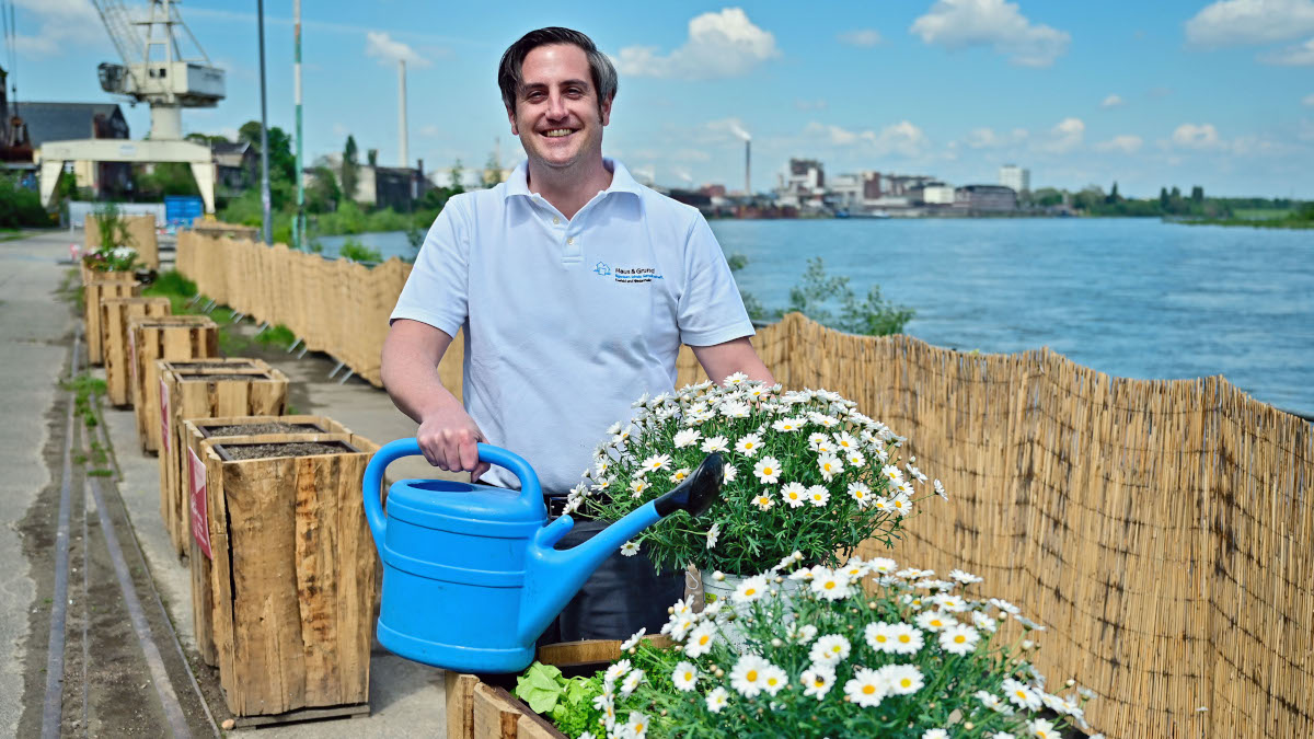Michael Heß, Geschäftsführer von Haus und Grund, hat Salat, Petersilie und Margeriten gepflanzt. Foto: Stadt Krefeld, Presse und Kommunikation, A. Bischof