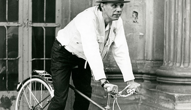 Unter der Überschrift „Beuys & Bike" verknüpft eine eigens entwickelte Radroute in NRW Orte, die im Leben und Wirken von Joseph Beuys eine wichtige Rolle gespielt haben. Foto: Archiv der Evangelischen Kirche im Rheinland (EKiR) / Hans Lachmann