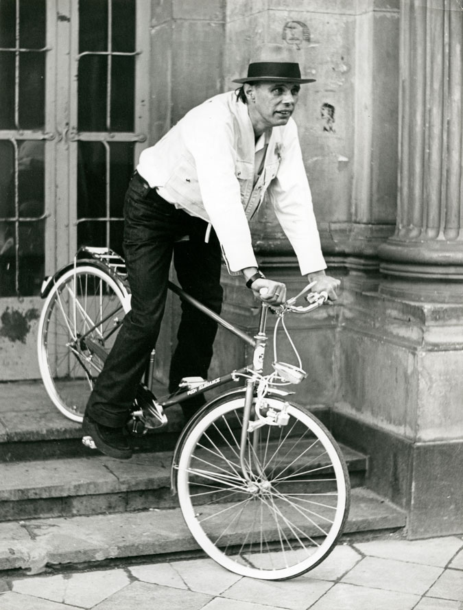 Unter der Überschrift „Beuys &amp; Bike" verknüpft eine eigens entwickelte Radroute in NRW Orte, die im Leben und Wirken von Joseph Beuys eine wichtige Rolle gespielt haben.  Foto: Archiv der Evangelischen Kirche im Rheinland (EKiR) / Hans Lachmann
