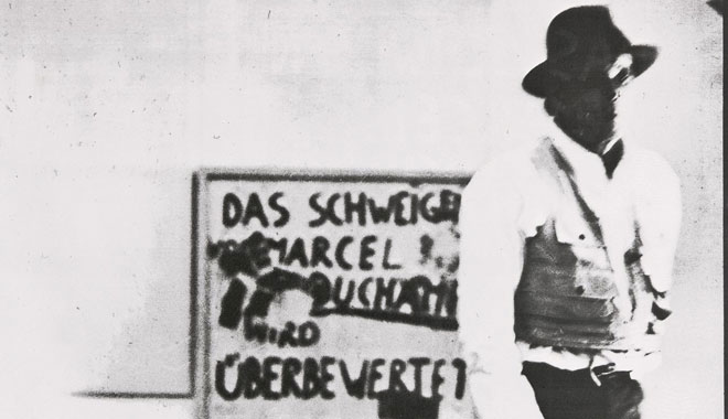 Joseph Beuys vor seinem Duchamp-Werk.