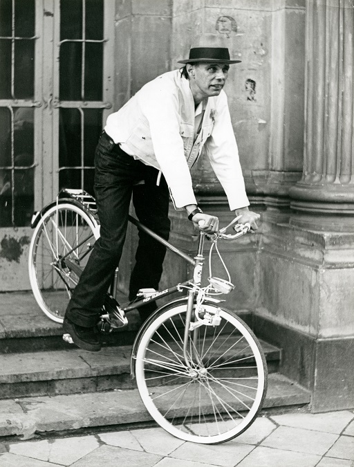 Joseph Beuys auf dem Fahrrad