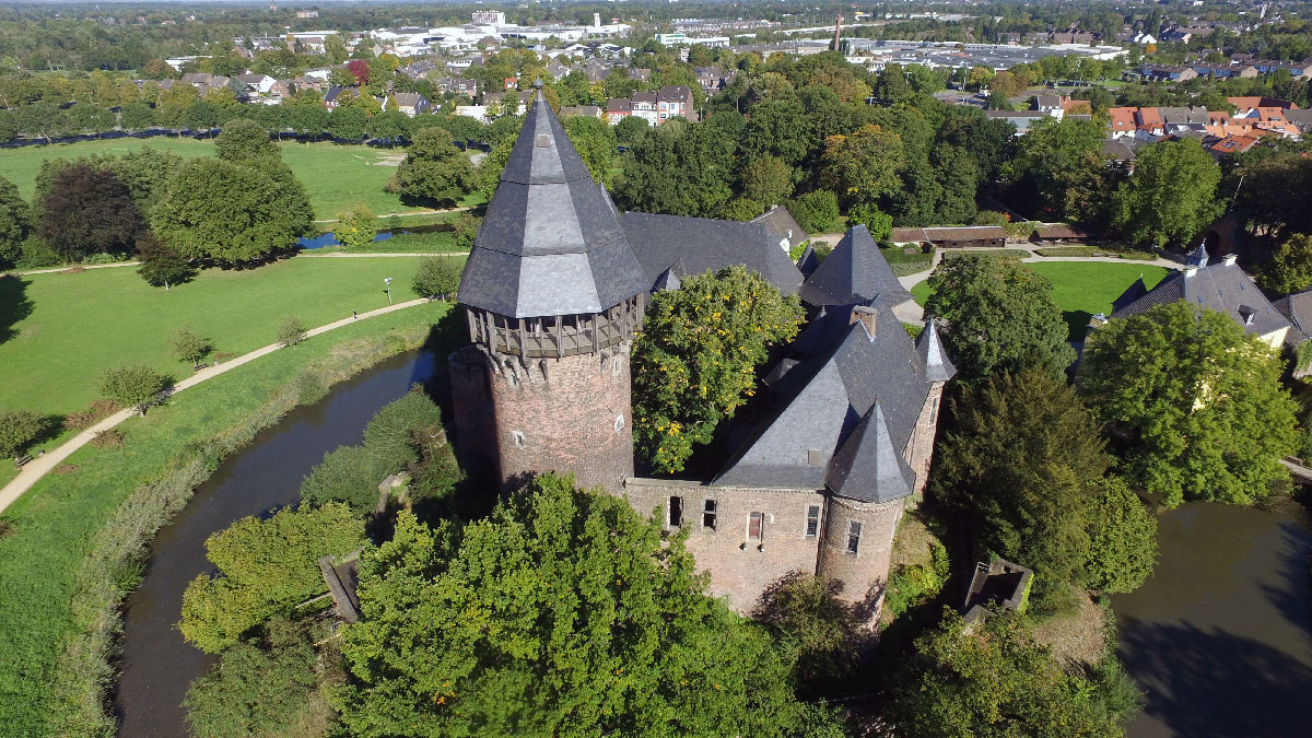 Die Burg Linn aus der Vogelperspektive. Foto: Stadt Krefeld, Presse und Kommunikation