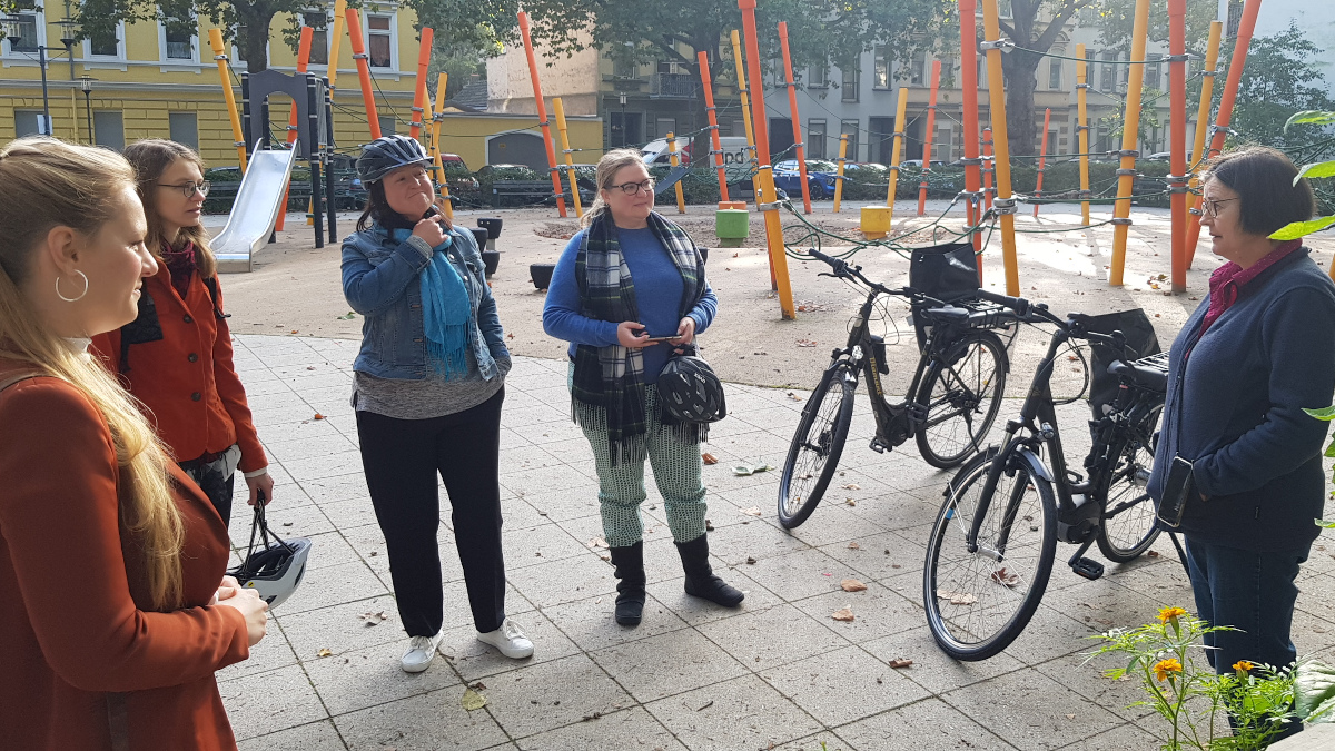 Mit dem Fahrrad erkundete die Delegation aus Charlotte diverse spannende Orte in Krefeld, an denen es um Stadtentwicklung, Nachhaltigkeit und Wirtschaftsthemen ging. Fotos: Stadt Krefeld, Presse und Kommunikation