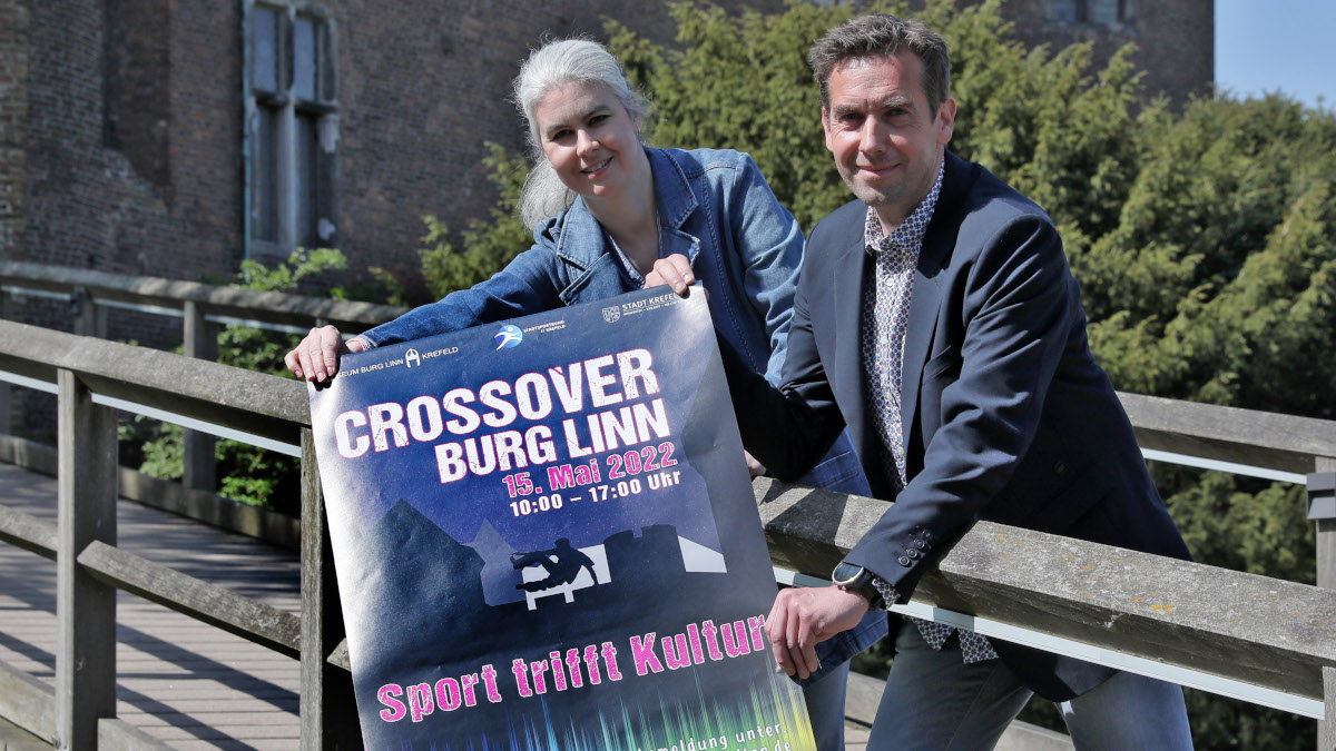 Museumspädagogin Larissa Konze und Jens Sattler, Geschäftsführer des Stadtsportbundes, stellen das Programm zum Crossover Burg Linn vor