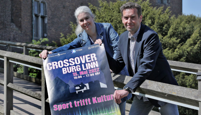Museumspädagogin Larissa Konze und Jens Sattler, Geschäftsführer des Stadtsportbundes, stellen das Programm zum Crossover Burg Linn vorBild: Stadt Krefeld, Presse und Kommunikation