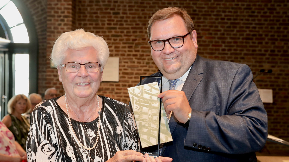 Marlies Knops wurde vom Oberbürgermeister Frank Meyer mit dem Ehrenamtspreis geehrt. Foto: Stadt Krefeld, Presse und Kommunikation