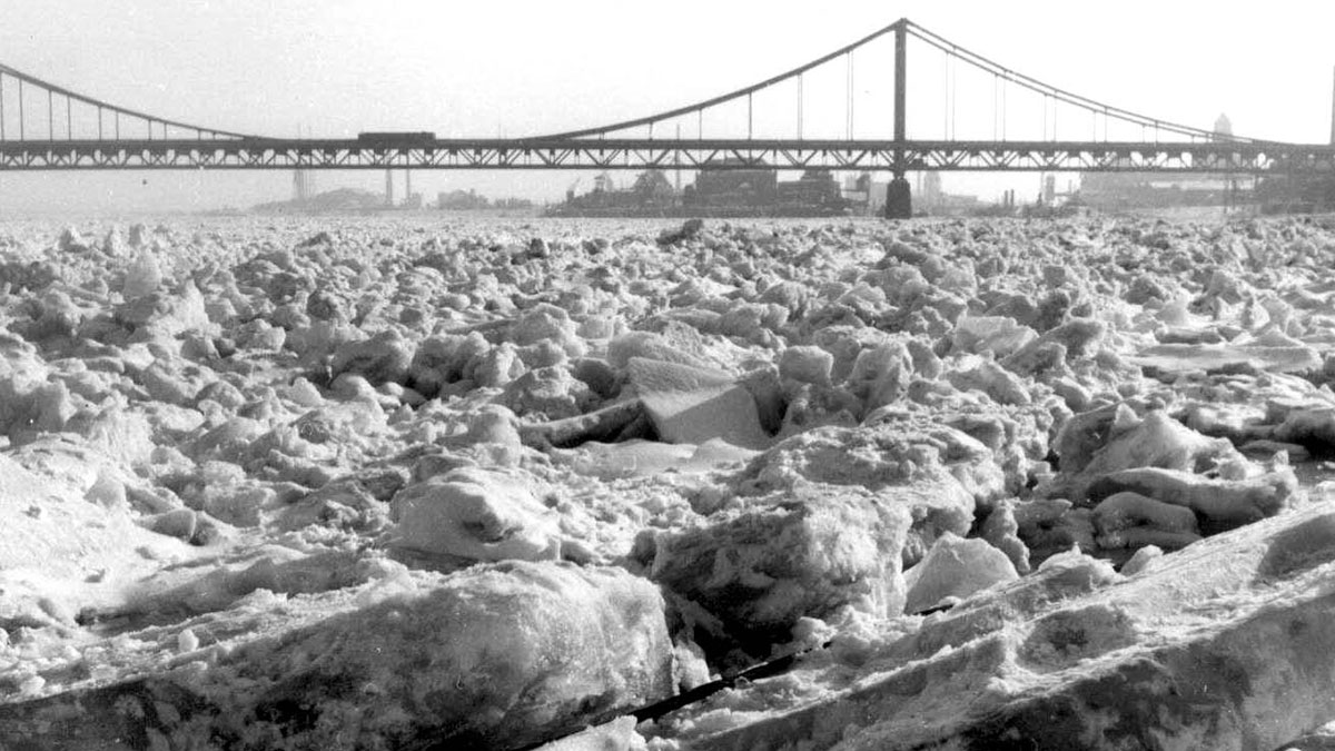 1940 türmten sich die Eismassen auf dem Rhein. Foto: Stadtarchiv Krefeld
