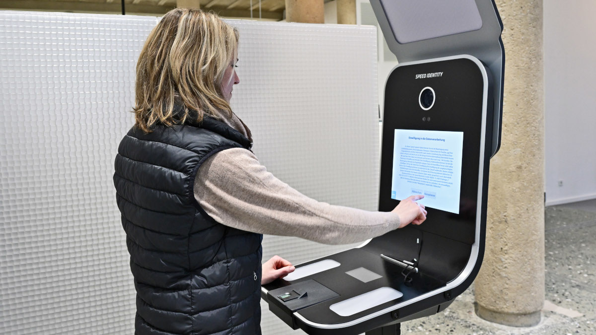 Eines der neuen Angebote im Bürgerservice Mitte ist der Speed Capture Automat (Ausweis-Automat).Bild: Stadt Krefeld, Presse und Kommunikation
