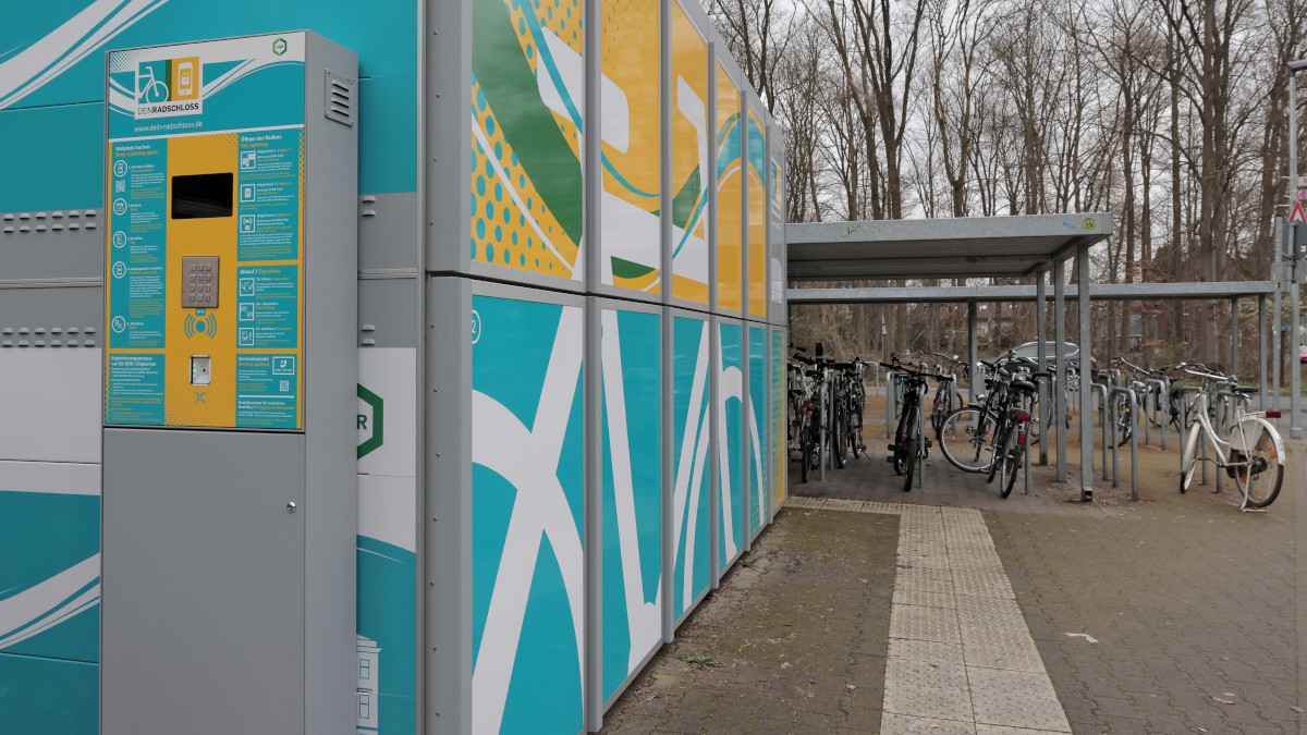 Neue doppelstöckige Fahrradbox des Anbieters "Dein Radschloss" in Forstwald am Bahnhof. Insgesamt 214 abschließbare Stellplätze dieser Art werden in Krefeld inzwischen angeboten.Foto: Stadt Krefeld, Presse und Kommunikation, D. Jochmann