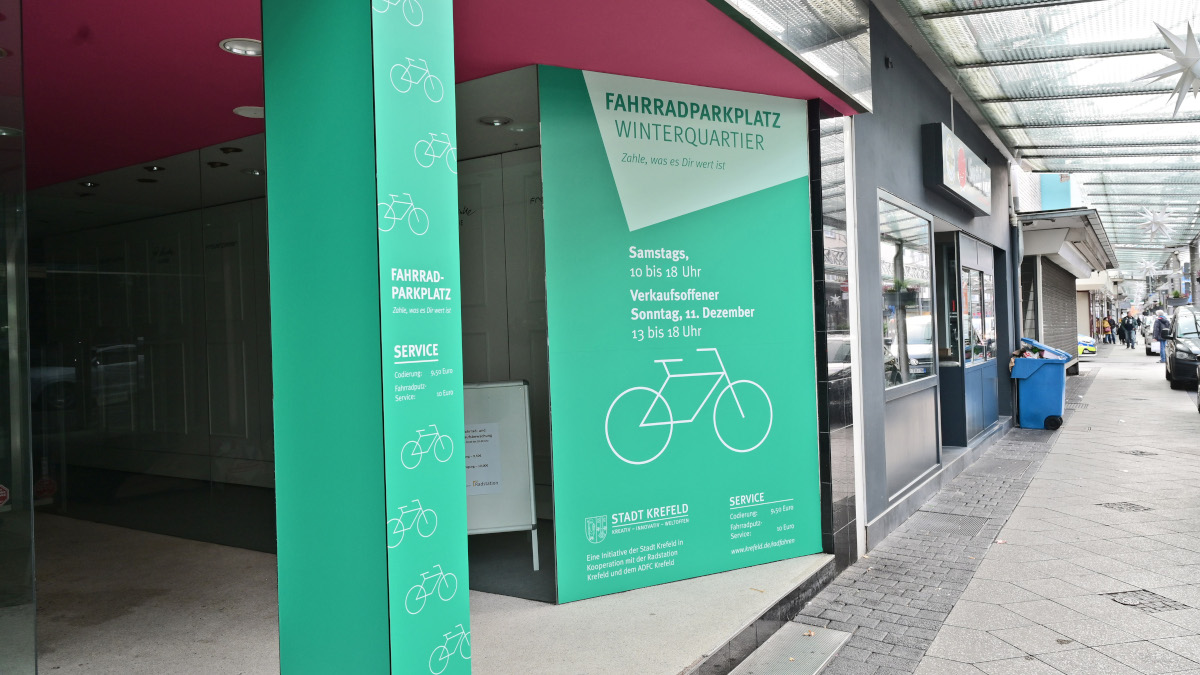 Der bewachte Fahrradparkplatz ist ins Winterquartier an der Königstraße gezogen. Bild: Stadt Krefeld, Presse und Kommunikation