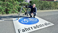 Krefelds Fahrradbeauftragter Michael Hülsmann auf einer Fahrradstraße.Foto: Stadt Krefeld, Presse und Kommunikation