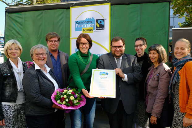 Fairtrade Steuerungsgruppe mit Oberbürgermeister Frank Meyer (vierter von rechts) und Carsten Elkmann, Fairtrade Köln (dritter von links)