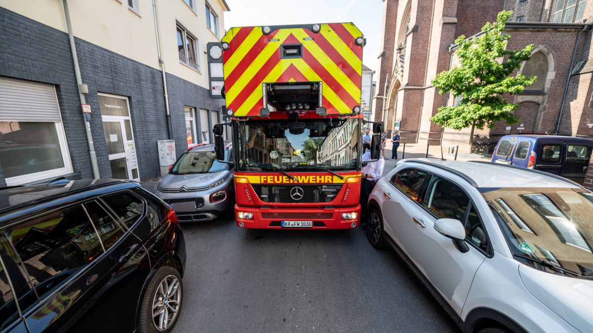 „Freie Fahrt für Rettungsfahrzeuge“: Die Feuerwehr macht auf eine besondere Gefahrensituation aufmerksam.
