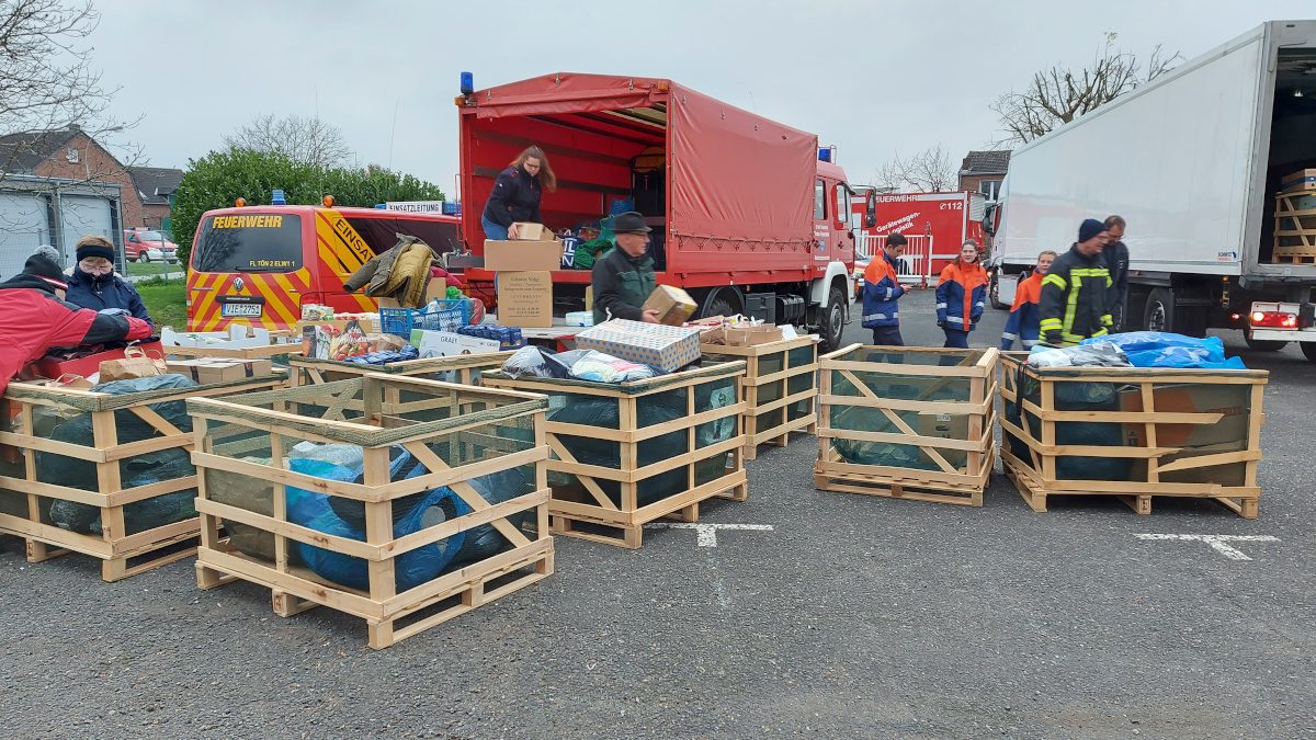 Zahlreiche Lebensmittel und Hilfsgüter wurden bei der Aktion der Feuerwehren und der Rumänienhilfe gespendet und werden nun zum Transport vorbereitet.Foto: Stadt Krefeld, Presse und Kommunikation