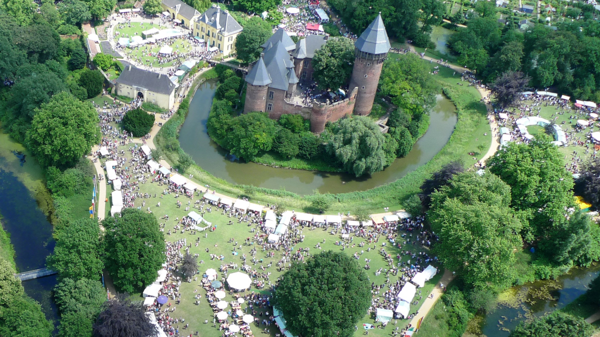 Aus der Luft sieht der Flachsmarkt rund um die historische Burg Linn beeindruckend aus. Bild: Arbeitsgemeinschaft Flachsmarkt