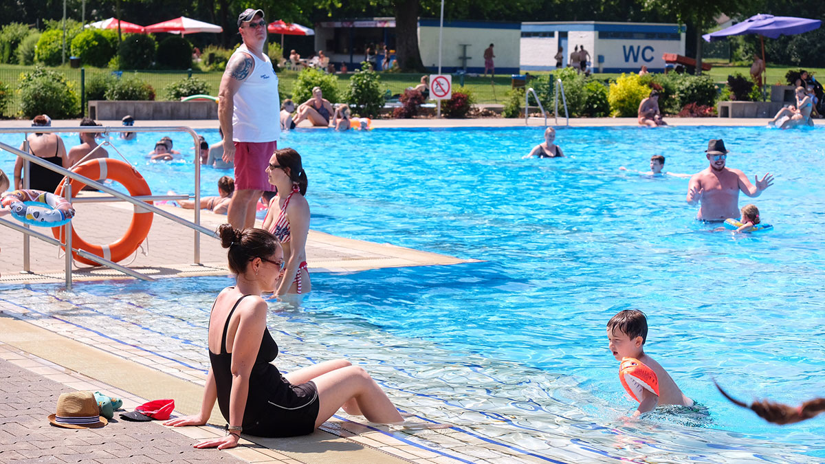 Relaxen im Freibad des Badezentrums. Foto: Stadt Krefeld, Presse und Kommunikation