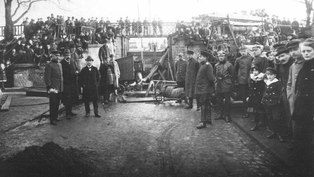 Rheintor - Freiwillige Feuerwehr Uerdingen beim Hochwassereinsatz im Januar 1920. Foto: Stadtarchiv Krefeld