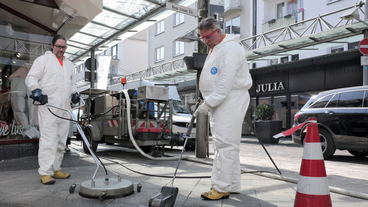 Bereits in 2022 beteiligten sich viele Händler an der Reinigungsaktion. Auch die GSAK war mit dabei. Bild: Stadt Krefeld, Presse und Kommunikation