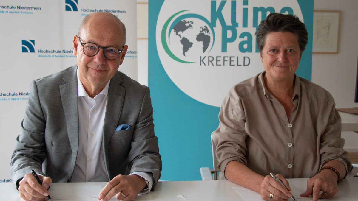 Umweltdezernentin Sabine Lauxen und Dr. Thomas Grünewald, Präsident der Hochschule Niederrhein, haben die Klimaschutzvereinbarung des Krefelder Klimapakts unterzeichnet. Foto: Stadt Krefeld, Presse und Kommunikation