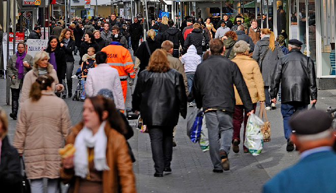 Einkaufsbummel auf der Hochstraße.Foto: Stadt Krefeld, Presse und Kommunikation