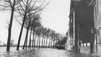 Nicht selten schwappte das Wasser bis nach Linn, wie hier im Jahre 1920.Foto: Stadtarchiv Krefeld