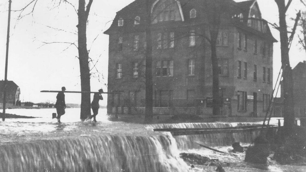Die Fluten suchen sich einen Weg durch Uerdingen (1920). Foto: Stadtarchiv Krefeld