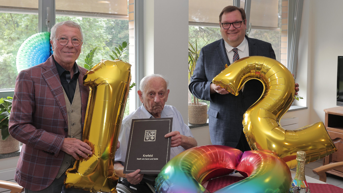 Oberbürgermeister Frank Meyer (rechts) gratuliert Hubert Herberz (Mitte) zum 102. Geburtstag. Mit auf dem Bild der Sohn Karl Herberz. Foto: Stadt Krefeld, Presse und Kommunikation, D. Jochmann