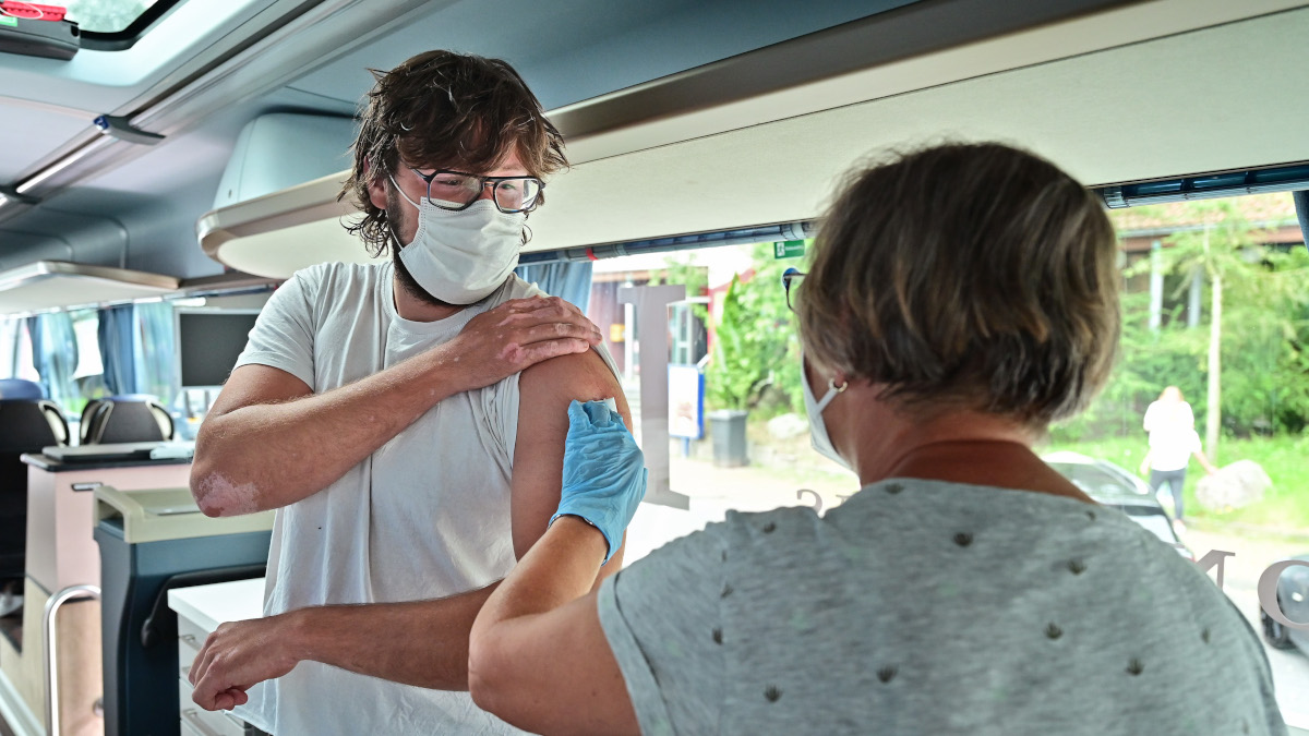 Im Bus verabreicht Ingrid Lootz, Mitarbeiterin des Impfzentrums, einem Fernfahrer die Impfung. Foto: Stadt Krefeld, Presse und Kommunikation, A. Bischof