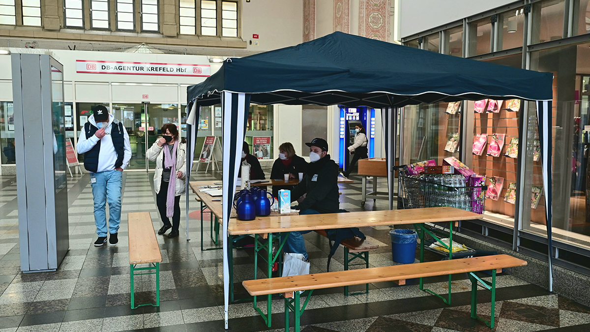 Am Hauptbahnhof wurde gestern ein Infopoint eingerichtet, der künftig als Bestandteil einer ersten "Ankommenszone" für Geflüchtete dienen soll. Foto: Stadt Krefeld, Presse und Kommunikation, A. Bischof
