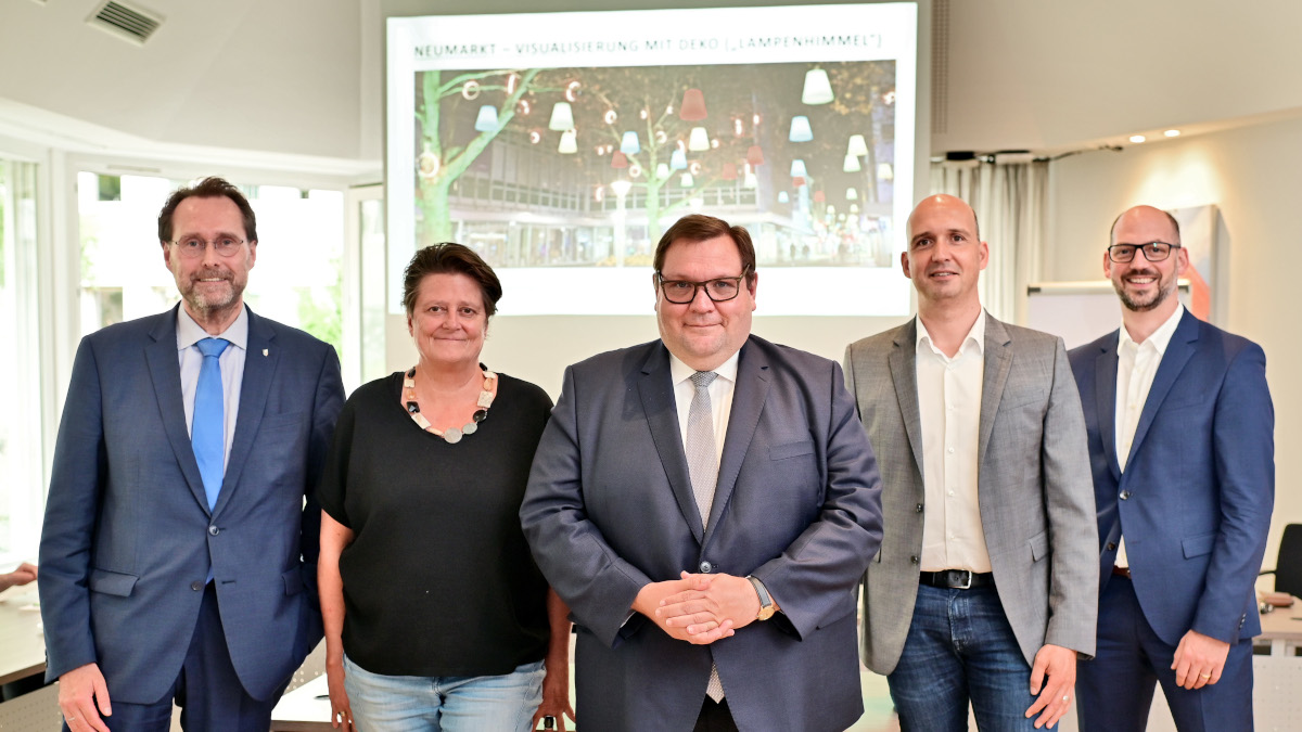 Bei der Pressekonferenz im Rathaus zum "Stärkungspaket" (v. l.): Ulrich Cyprian, Sabine Lauxen, Frank Meyer, Thomas Brocker und Marcus Beyer.Foto: Stadt Krefeld, Presse und Kommunikation, A. Bischof