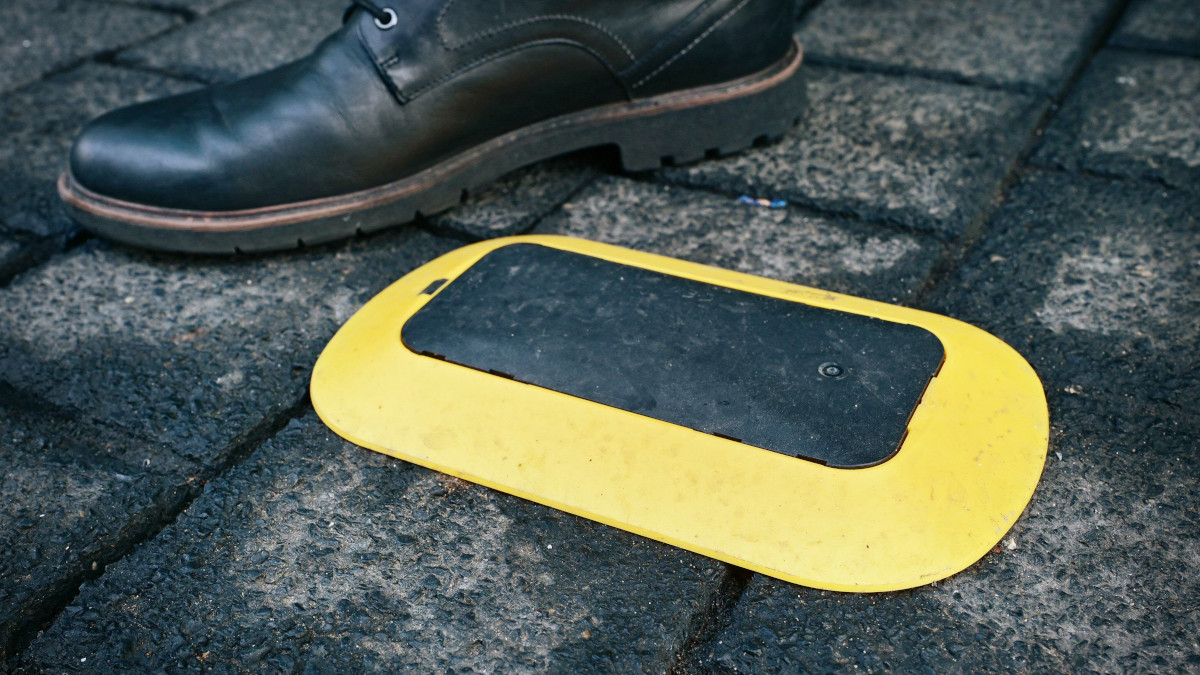Einer der schwarz-gelbe Sensoren für die Parkplatmessung auf der Königstraße. Foto: Stadt Krefeld, Presse und Kommunikation, A. Bischof