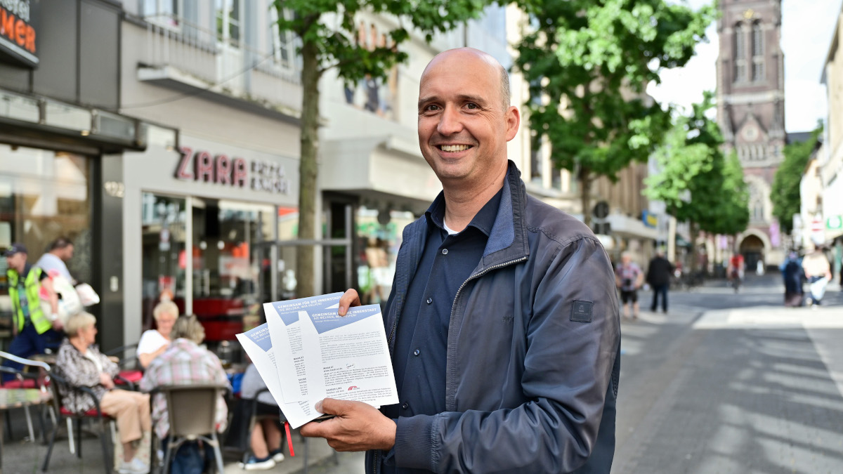 Innenstadtkoordinator Thomas Brocker stellt die Flyer mit nützlichen Informationen für die Innenstadtakteure vor. Foto: Stadt Krefeld, Presse und Kommunikation, A. Bischof
