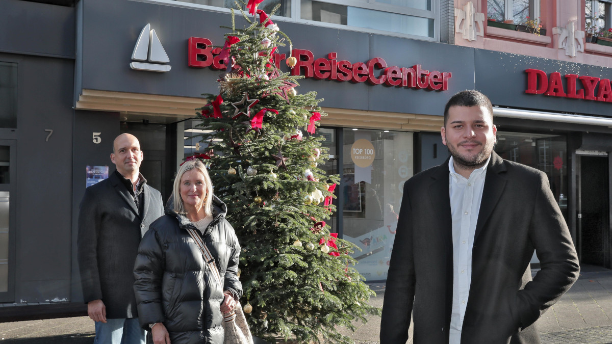 Sinan Bas (r.) vom Reise Center Baslar mit Thomas Brocker, Leiter der Stabstelle Innenstadt, sowie Dr. Christiane Gabbert. Foto: Stadt Krefeld, Presse und Kommunikation, A. Bischof