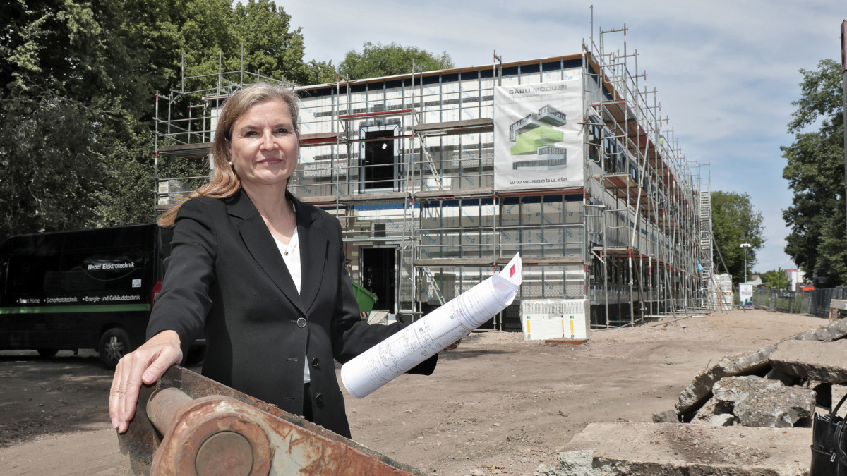 ZGM-Projektleiterin Vera Fuchs hat den Bau der Interimsschule an der Westparkstraße begleitet.Foto: Stadt Krefeld, Presse und Kommunikation, D. Jochmann