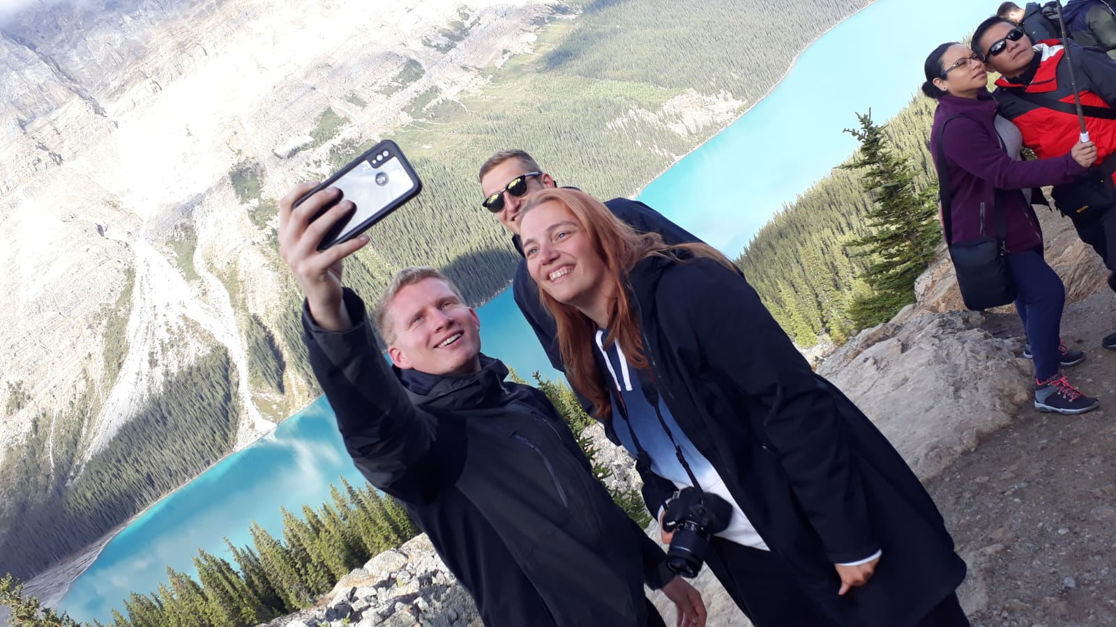 Bild: Zwei Menschen machen ein Selfie in einem Nationalpark in Kanada. Foto: Dr. Klaus Jebbink