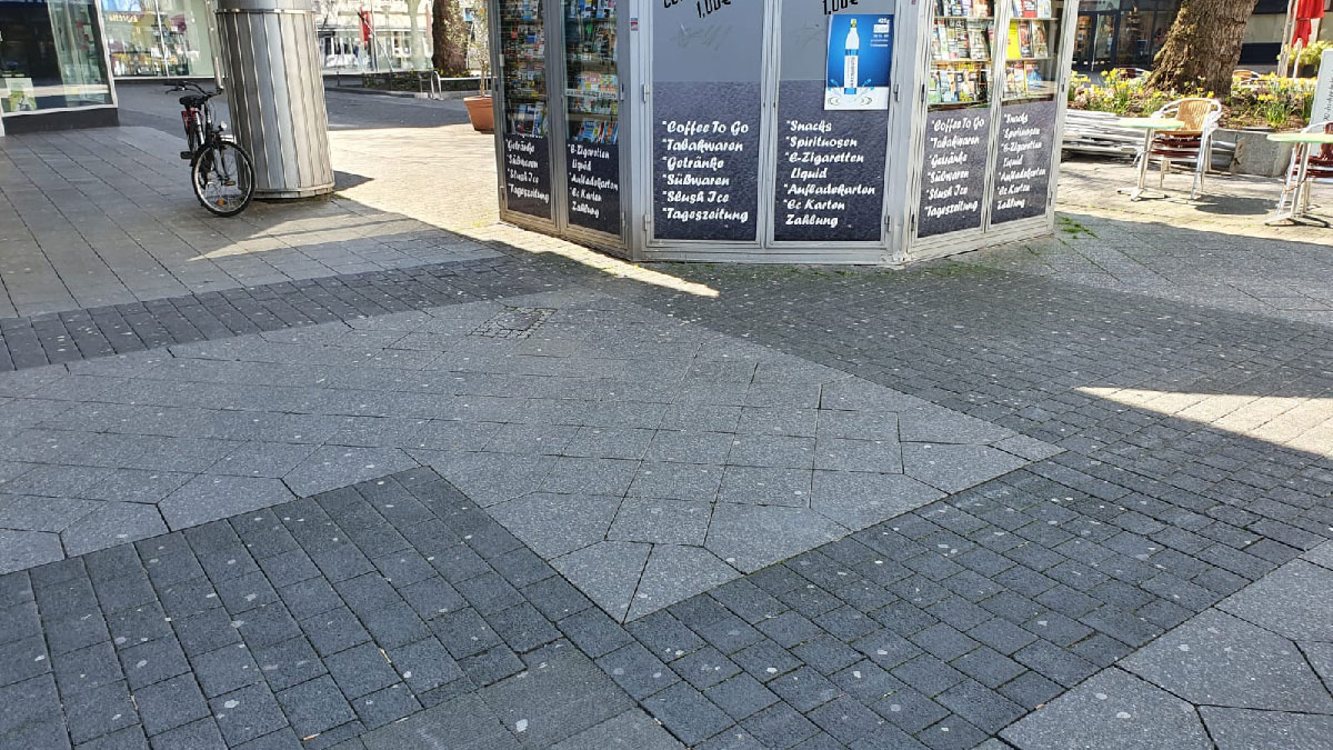 Die Fläche mit Kaugummiflecken. Foto: Stadt Krefeld, Presse und Kommunikation
