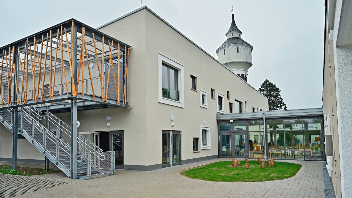 Der Neubau der Kindertagesstätte vor dem Wasserturm in Hüls. Foto: Stadt Krefeld, Presse und Kommunikation, A. Bischof