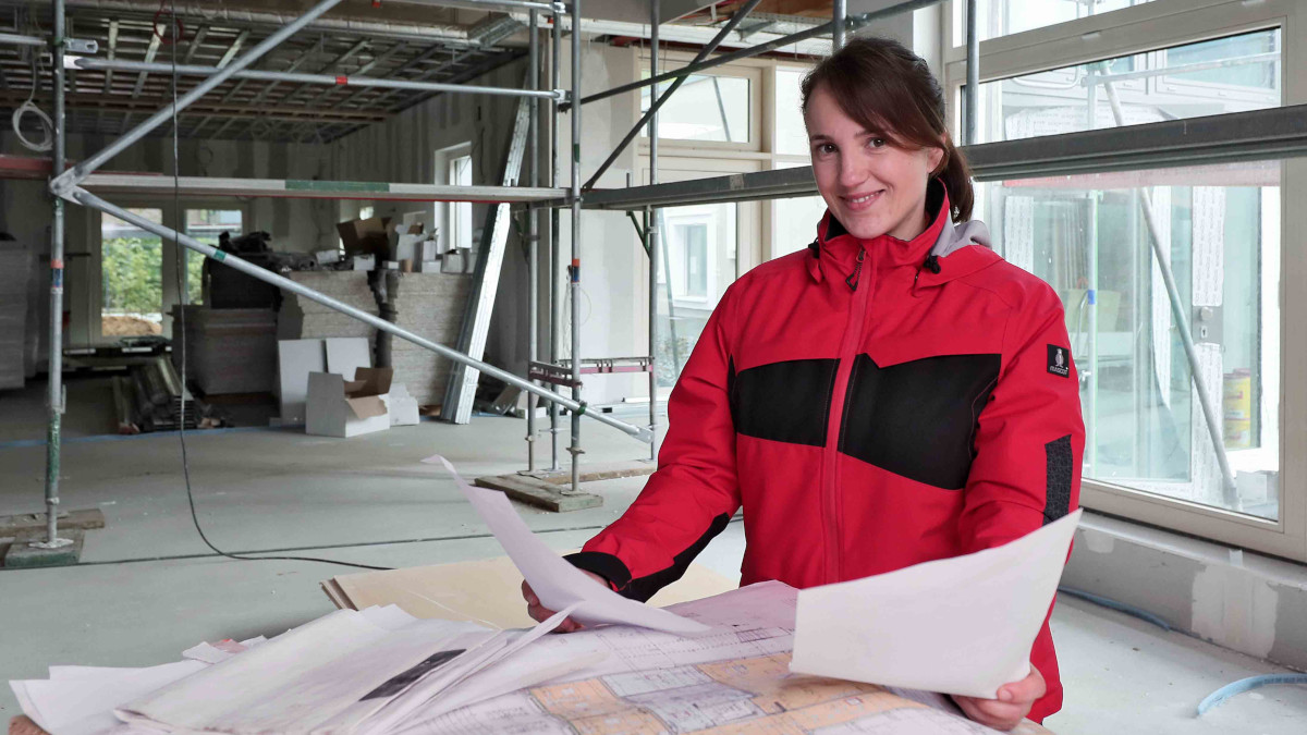 Aleksandra Pawlowska vom Zentralen Gebäudemanagement betreut das Neubauprojekt. Foto: Stadt Krefeld, Presse und Kommunikation