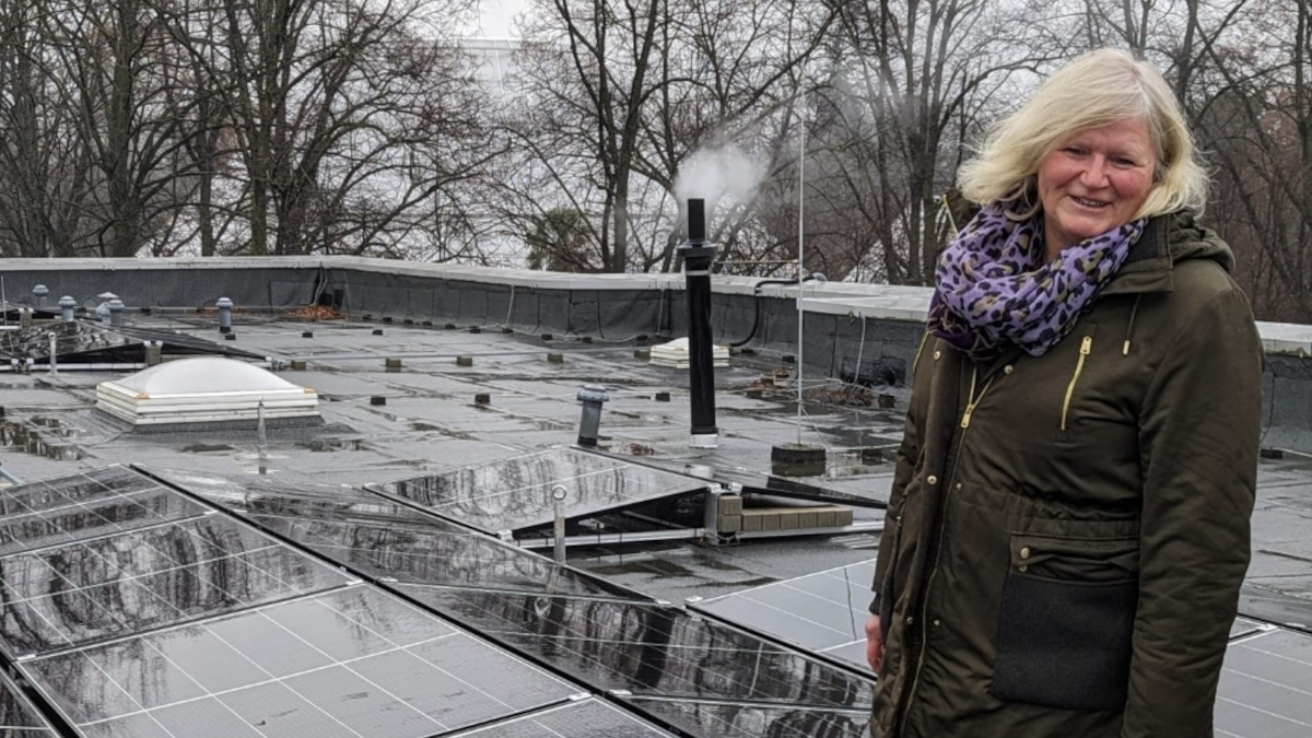 Zoomitarbeiterin Heike Schroers auf dem Dach der Futtermeisterei, auf der eine PV-Anlage installiert ist.Foto: Stadt Krefeld, Presse und Kommunikation