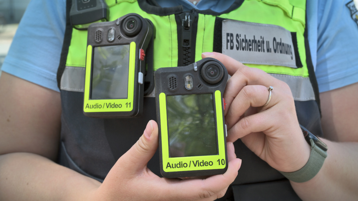 Der Kommunale Ordnungsdienst (KOD) ist ab sofort mit Bodycams ausgestattet. Bild: Stadt Krefeld, Presse und Kommunikation, Andreas Bischof
