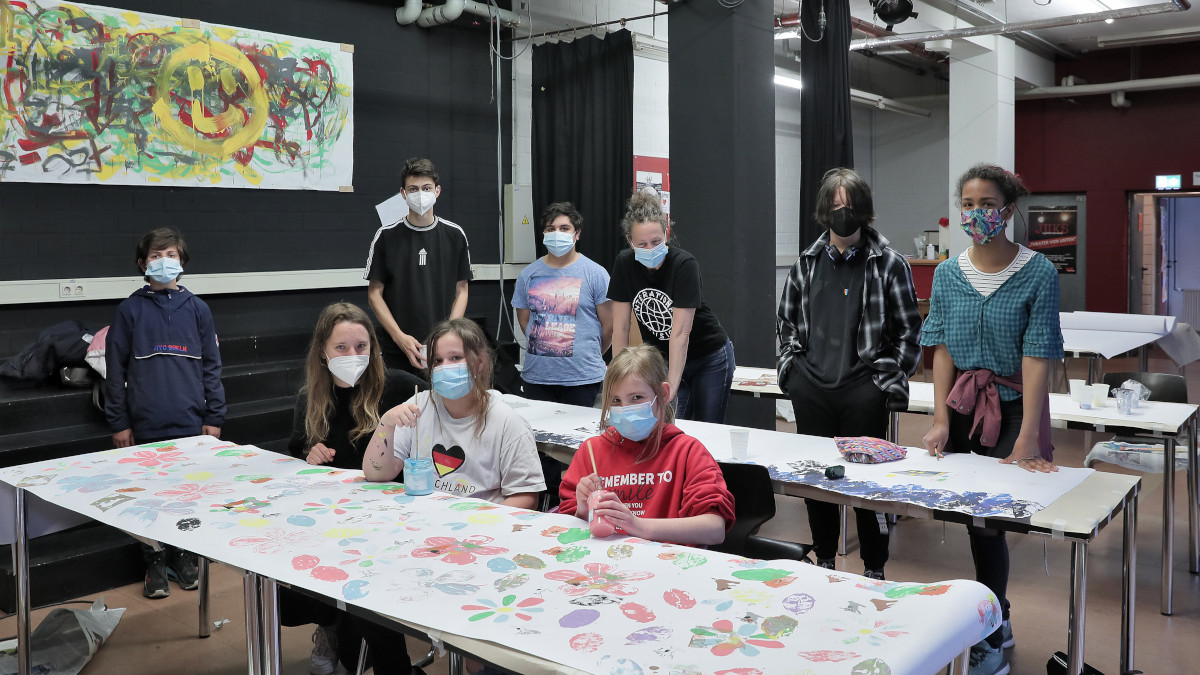 Die Teilnehmenden des „#Hall of Paper“-Workshops haben ihr kreatives Potenzial auf Tapete entfaltet.  Fotos: Stadt Krefeld, Presse und Kommunikation, Dirk Jochmann