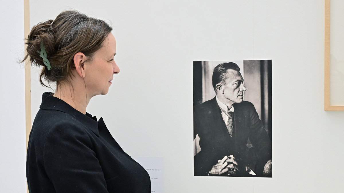 Magdalena Holzhey vor einem Portrait von Karl Ernst Osthaus. Bild: Stadt Krefeld, Presse und Kommunikation, Andreas Bischof