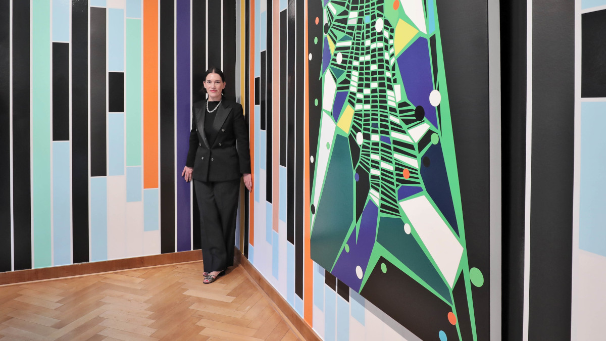 Die Künstlerin Sarah Morris im von ihr gestalteten Raum im Haus Esters. Bild: Stadt Krefeld, Presse und Kommunikation, Dirk Jochmann