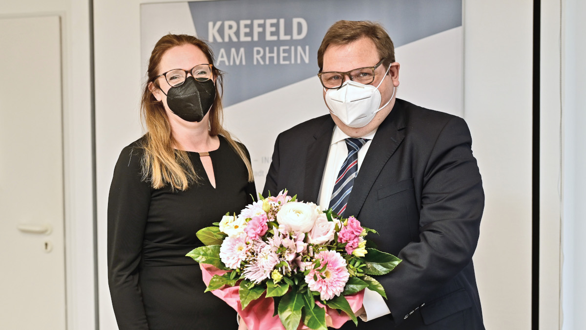 Oberbürgermeister Frank Meyer begrüßt die neue Leiterin des Gesundheitsamts, Kirstin Lintjens  Foto: Stadt Krefeld, Presse und Kommunikation, A. Bischof