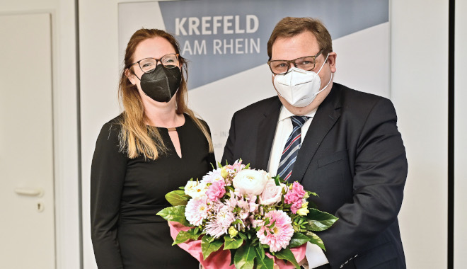 Oberbürgermeister Frank Meyer begrüßt die neue Leiterin des Gesundheitsamts, Kirstin LintjensFoto: Stadt Krefeld, Presse und Kommunikation, A. Bischof