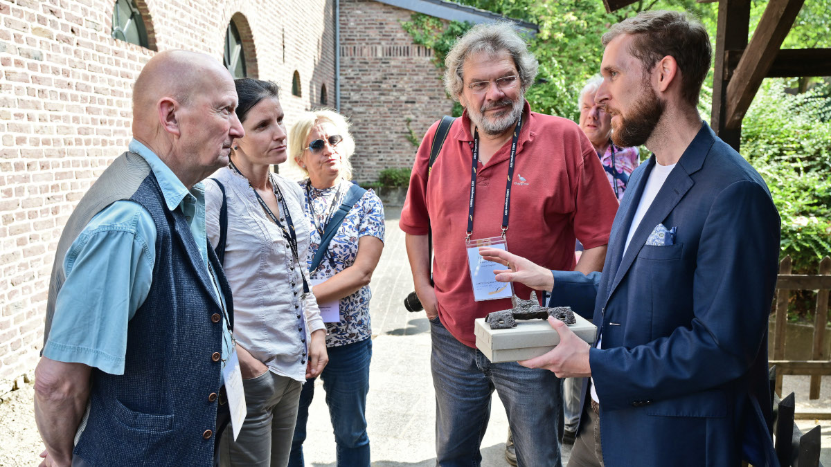 Museumsleiter Dr. Boris Burandt (rechts) führte die Wissenschaftler durch die Sammlung und erläuterte die Bedeutung des ehemaligen Gelduba als militärischer Standort am Niedergermanischen Limes. Foto: Stadt Krefeld, Presse und Kommunikation, A. Bischof